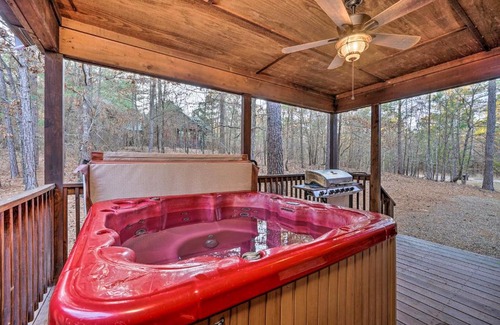 Broken Bow House | Broken Bow Cabin with Deck, Hot Tub and Fire Pit!