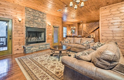 Broken Bow House | Broken Bow Cabin with Deck, Hot Tub and Fire Pit!