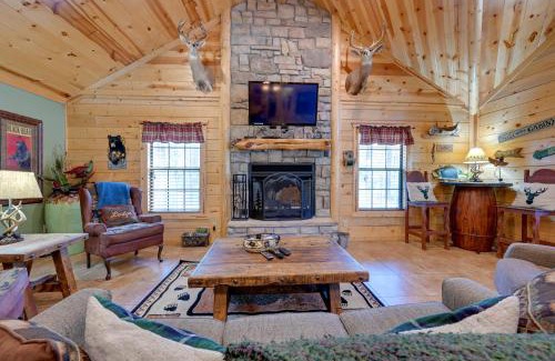 Broken Bow House | Broken Bow Cabin with Hot Tub and Deck - 4 Mi to Lake!