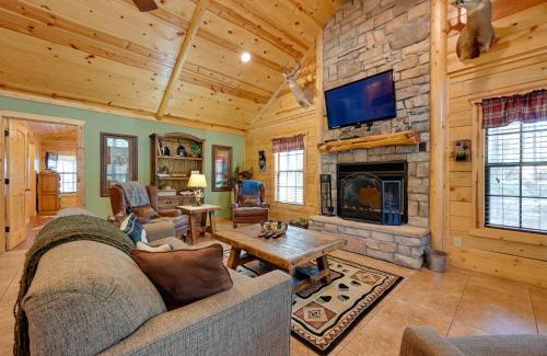 Broken Bow House | Broken Bow Cabin with Hot Tub and Deck - 4 Mi to Lake!