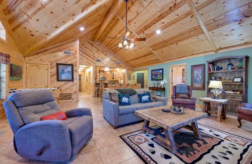 Broken Bow House | Broken Bow Cabin with Hot Tub and Deck - 4 Mi to Lake!