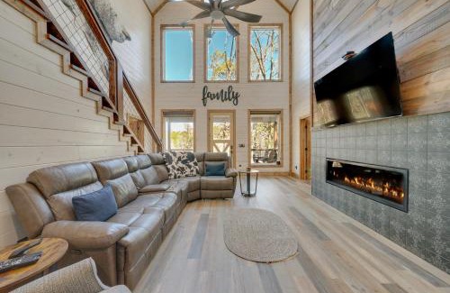 Broken Bow House | Broken Bow Cabin with Hot Tub, Pool Table and Fire Pit