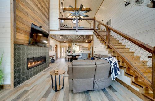Broken Bow House | Broken Bow Cabin with Hot Tub, Pool Table and Fire Pit