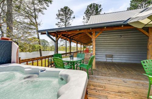 Broken Bow House | Broken Bow Cabin with Hot Tub and Fishing On-Site!