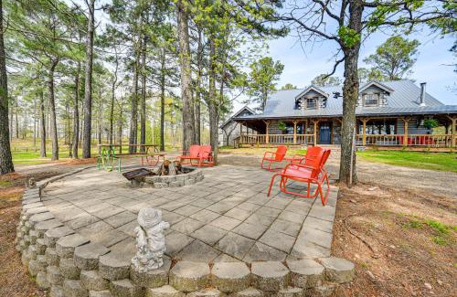 Broken Bow House | Broken Bow Cabin with Hot Tub and Fishing On-Site!