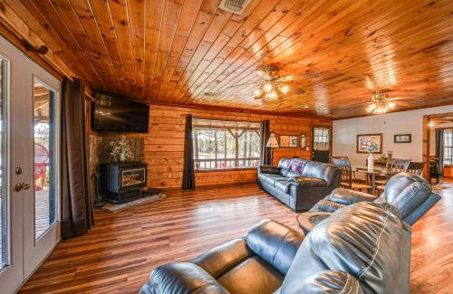 Broken Bow House | Broken Bow Cabin with Hot Tub and Fishing On-Site!