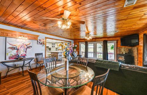 Broken Bow House | Broken Bow Cabin with Hot Tub and Fishing On-Site!