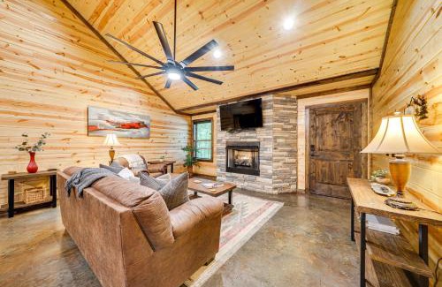 Broken Bow House | Broken Bow Cabin with Private Hot Tub 14 Mi to Lake