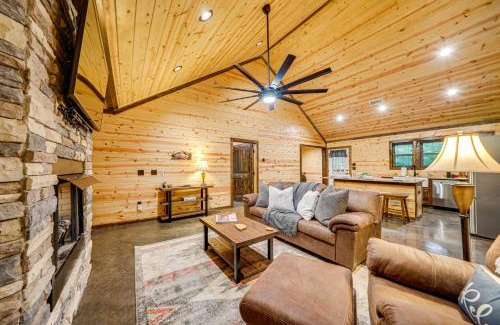 Broken Bow House | Broken Bow Cabin with Private Hot Tub 14 Mi to Lake