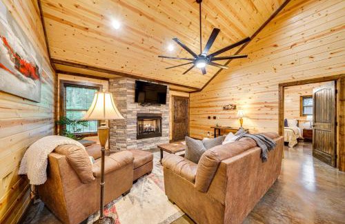 Broken Bow House | Broken Bow Cabin with Private Hot Tub 14 Mi to Lake
