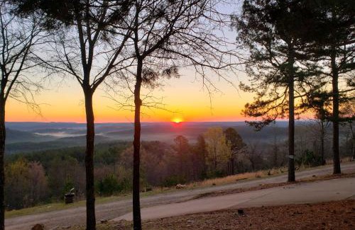 Broken Bow House | Broken Bow Cottage with Deck, Hot Tub and Fire Pit!