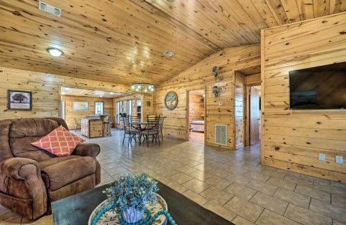 Broken Bow House | Broken Bow Getaway Hot Tub, Grill and Fire Pit