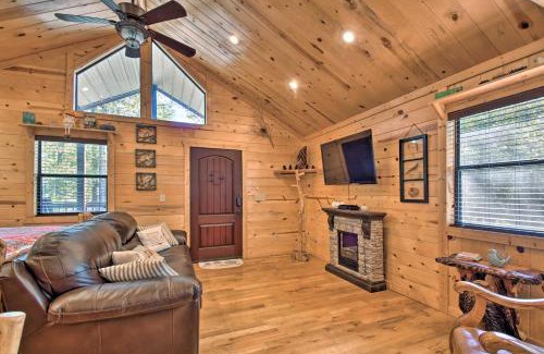 Broken Bow Apartment | Broken Bow Hideaway with Hot Tub and Fire Pit!