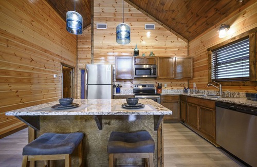 Broken Bow Cabin | Broken Bow Luxury Cabin by State Park - Fire Pit, Hot Tub more!