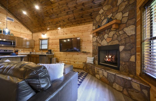 Broken Bow Cabin | Broken Bow Luxury Cabin by State Park - Fire Pit, Hot Tub more!
