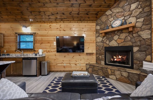 Broken Bow Cabin | Broken Bow Luxury Cabin by State Park - Fire Pit, Hot Tub more!