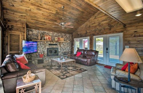 Broken Bow House | Broken Bow Mountaintop Home with Hot Tub!