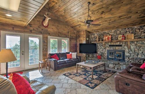 Broken Bow House | Broken Bow Mountaintop Home with Hot Tub!