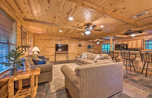 Broken Bow House | Broken Bow Retreat on 2 Acres with Hot Tub and Deck!