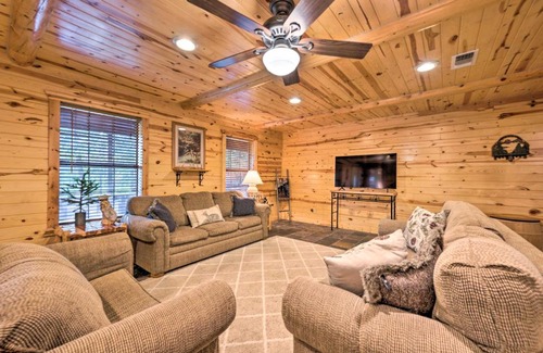 Broken Bow House | Broken Bow Retreat on 2 Acres with Hot Tub and Deck!