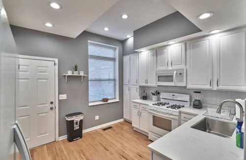 Bronzeville House | Bronzeville beauty close to all amenities