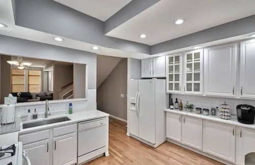 Bronzeville House | Bronzeville beauty close to all amenities