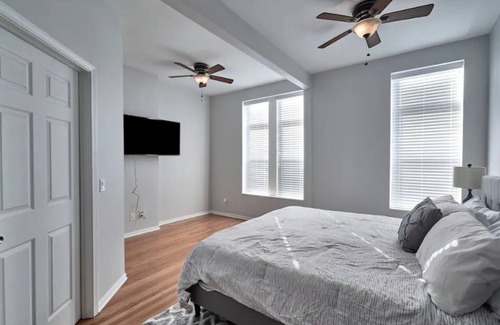 Bronzeville House | Bronzeville beauty close to all amenities