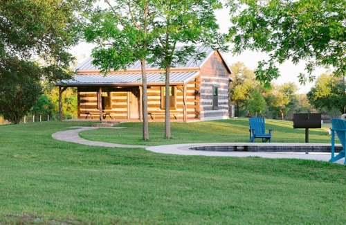 Round Top Cabin | Brooks Cabin @ The Lone Star Farm