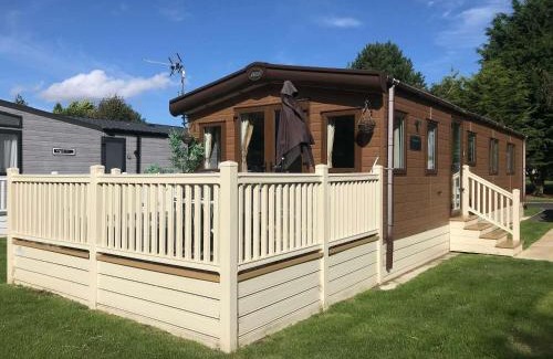 Allerthorpe House | Brooksbank Lodge with Hot Tub