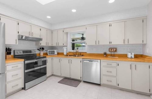 Brooksville House | Brooksville Oasis! 3 Bedroom, Heated Pool Home