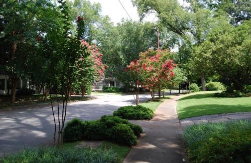 Brookwood Hotel | Brookwood Courtyard by BCA Furnished Apartments BCC1B 03 C