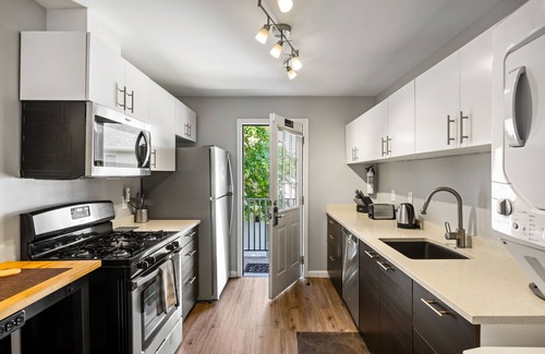 Brookwood Apartment | Brookwood Courtyard by BCA Furnished Apt