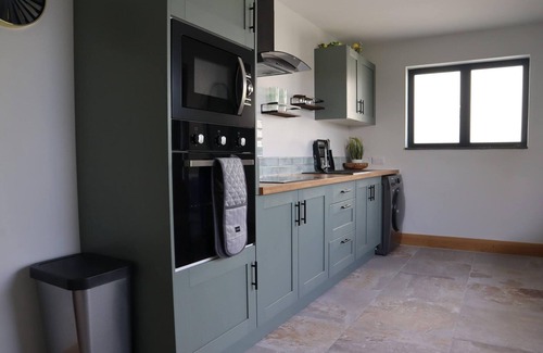 Southend-on-Sea Apartment | Broomfield Stays n3 Bedroom apartment with balcony ,200m from seafront