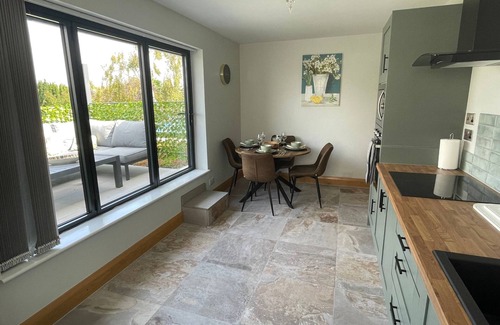 Southend-on-Sea Apartment | Broomfield Stays n3 Bedroom apartment with balcony ,200m from seafront