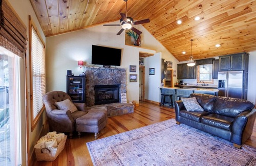 Mentone Cabin | Brow Bella- Mountain Views & Hot Tub