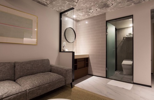 Busanjin Hotel | Brown-Dot Choup