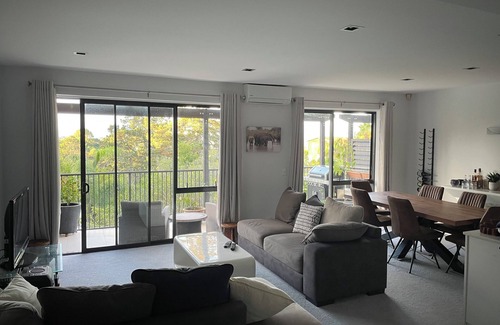 Murrays Bay House | Browns Bay Retreat with Pool Spa Gym and Sauna