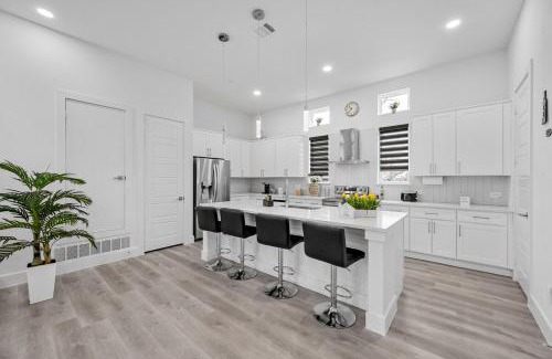 Dallas Apartment | BRs w Ensuite Baths l Pet-Friendly l Central Loc