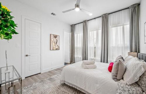 Dallas Apartment | BRs w Ensuite Baths l Pet-Friendly l Central Loc