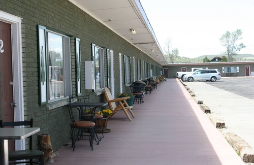 Hatch House | Bryce Zion Inn Family room w/2 bathrooms. Sleeps 6