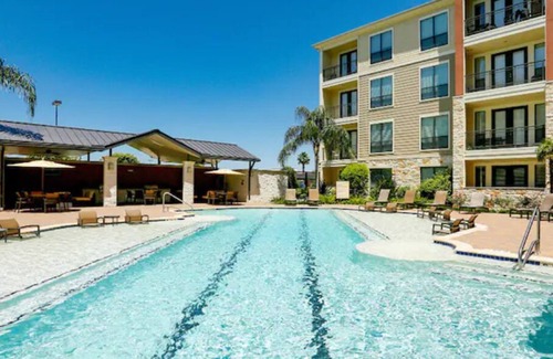 Pearland Apartment | Bubble Yum ~ Girl’s Getaway! Shopping!🛍 Dining!Resort Pool! 🏊♀️