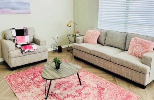 Pearland Apartment | Bubble Yum ~ Girl’s Getaway! Shopping!🛍 Dining!Resort Pool! 🏊♀️