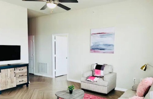 Pearland Apartment | Bubble Yum ~ Girl’s Getaway! Shopping!🛍 Dining!Resort Pool! 🏊♀️