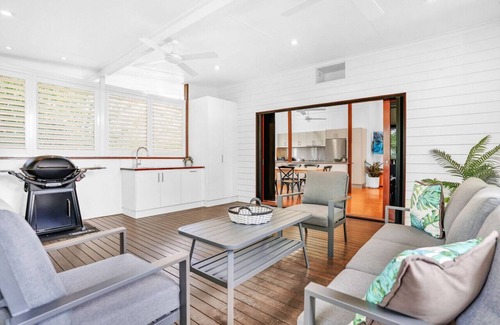 Westcourt Apartment | Buchan House Verandah Suite- Classic Queenslander Retreat | Private 3-Bed Oasis | Free Parking & Wi-Fi