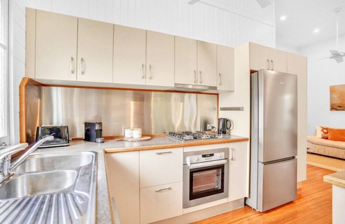 Westcourt Apartment | Buchan House Verandah Suite- Classic Queenslander Retreat | Private 3-Bed Oasis | Free Parking & Wi-Fi