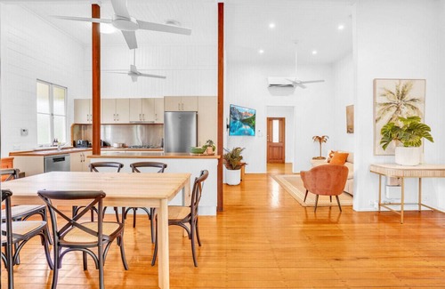 Westcourt Apartment | Buchan House Verandah Suite- Classic Queenslander Retreat | Private 3-Bed Oasis | Free Parking & Wi-Fi