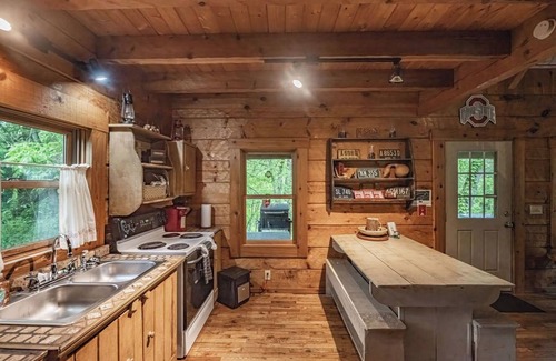 Logan Cabin | Buckeye Loft Couples Cabin: Dog + Budget-friendly log home near Hocking River