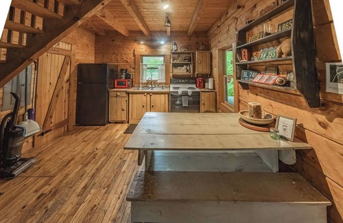 Logan Cabin | Buckeye Loft Couples Cabin: Dog + Budget-friendly log home near Hocking River