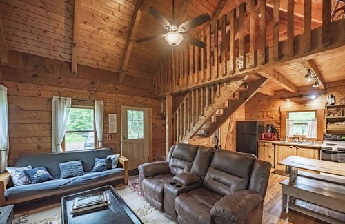 Logan Cabin | Buckeye Loft Couples Cabin: Dog + Budget-friendly log home near Hocking River