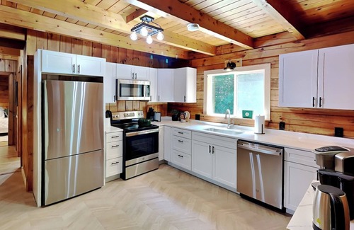 Bucksport Cabin | Bucksport Bliss A Luxe Log Cabin. Waterview & Private.
